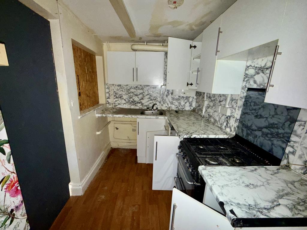 Lot: 31 - TERRACED HOUSE FOR REFURBISHMENT - Kitchen